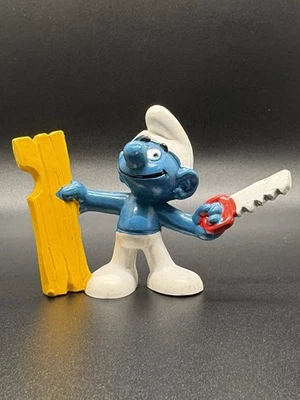 (A) Figura PVC Hong Kong Carpintero Pitufo Schleich 1978 Vintage con Sierra y Madera Foto 1 de 4