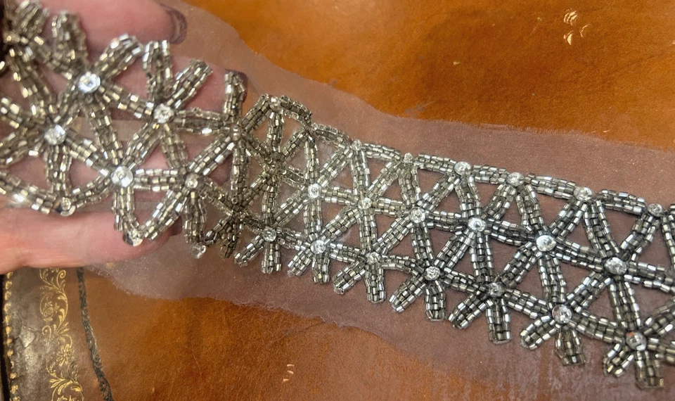 Ribete de cuentas cosido a mano 2x16" lentejuelas de vidrio plata Foto 1 de 1
