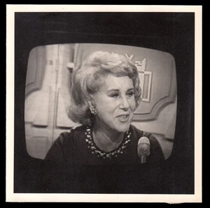 ARLENE FRANCIS auf GAME SHOW WHAT'S MY LINE TV SET ~ 1971 FOTO - Bild 1 von 2