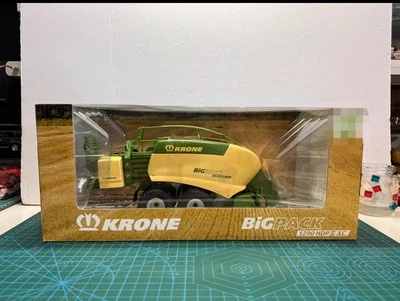 Bruder 1/32Krone BiG Pack 1290 HDP VC Baler with 2 Hay Bales 02033 - Image 1 of 4