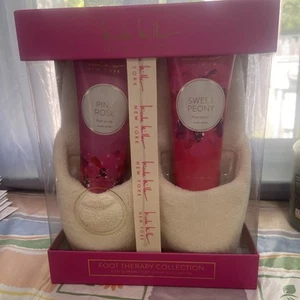 Nicole Miller NY Pink Rose & Sweet Peony Lotion Foot Scrub Foot Soak W/ Slippers - Picture 1 of 6