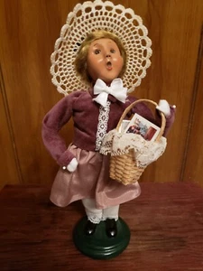 BYERS CHOICE 2006 NAVIDAD NIÑA VICTORIANA con CESTA DE TARJETAS 10" RARO - Imagen 1 de 12