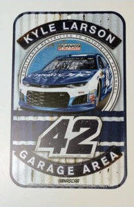 2018 Kyle Larson signed Credit One Chevy Camaro NASCAR 11x17 Plastic Garage Sign - Bild 1 von 4