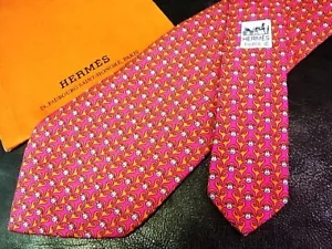Corbata HERMES Seda Rojo Rosa Logo vendedor de Japón N1221 36 Hecha en Francia - Imagen 1 de 2