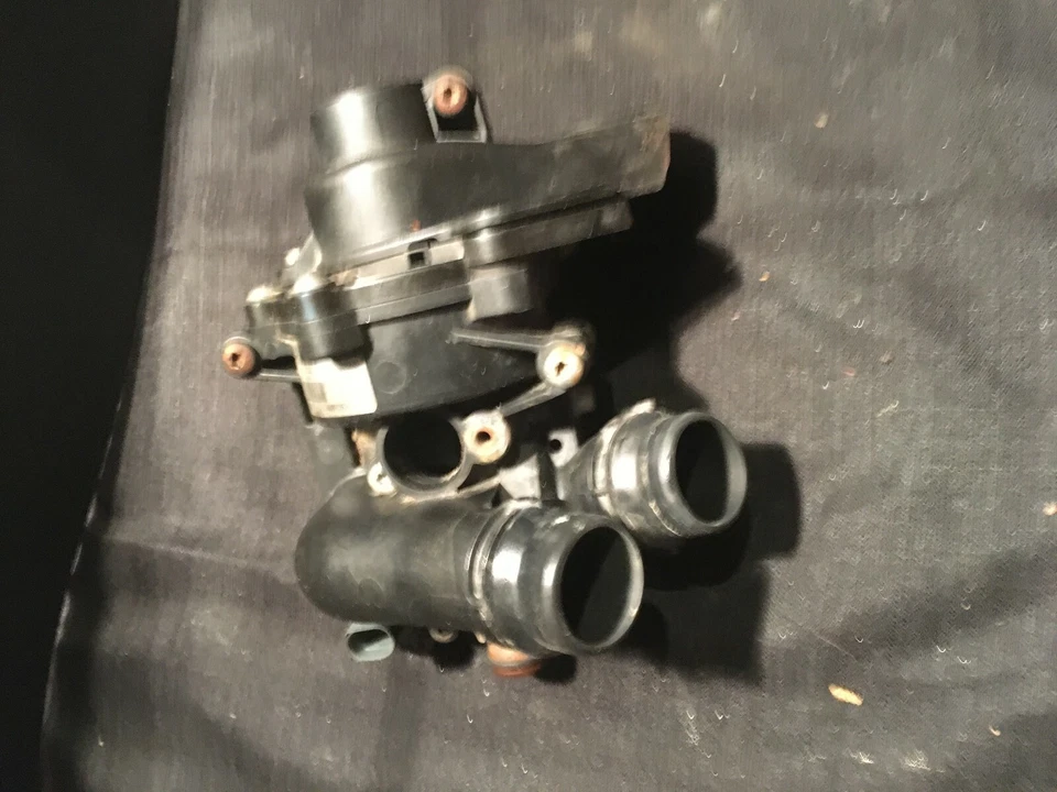 Volkswagen Passat 2008-2012 Audi A3 A4 Turbo TFSI 2,0 L EA888 bomba de agua y pernos Foto 1 de 1