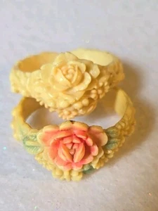 ¿Lote de dos tallas florales de celuloide o baquelita? Pulseras para muñecas, ¡difíciles de encontrar! - Imagen 1 de 7