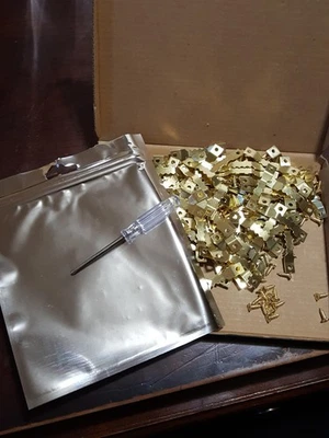 Pequeñas perchas para cuadros con dientes de sierra 30 piezas doradas con tornillos para marcos fotos obras de arte Foto 1 de 4