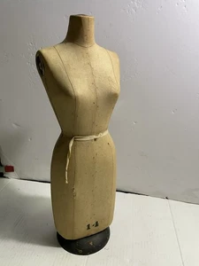 FORMA DE VESTIDO Vintage Miniatura Media Escala París Francia 1930 Nº Base de hierro fundido 14 - Imagen 1 de 10