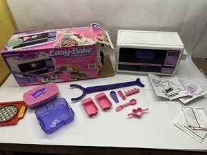 Horno y centro de aperitivos Easy Bake 1997 Hasbro de colección años 90 con caja y accesorios - Imagen 1 de 10