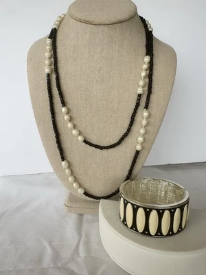 Collar y brazalete de esmalte con abrazadera FW de perlas de imitación blanco y negro Foto 1 de 4