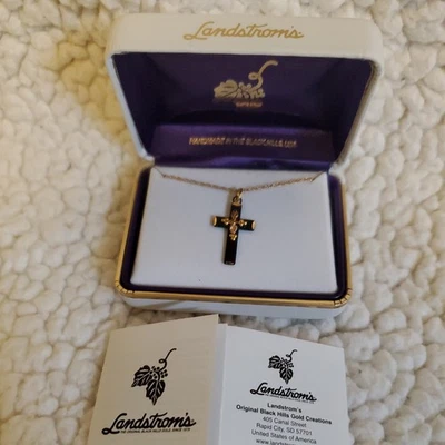 Collar colgante Landstrom's Black Hills dorado 10k para mujer hoja y cruz de uva Foto 1 de 4