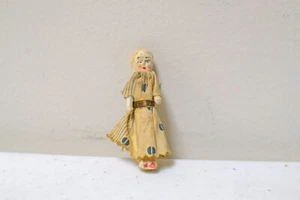 ANTIKE kleine gefrorene Penny-Puppe aus Kreidegeschirr mit Gelenkarmen + Kleid ~ 2 Zoll - Bild 1 von 3