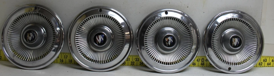 Conjunto de tampas de cubo GM usadas OEM 14" 1246063 1974-1975 Buick Apollo Skylark (4323) - Imagem 1 de 4