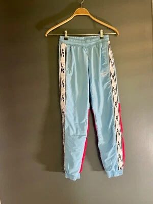 Pantalones deportivos Reebok Classics Lost Found tejidos cortavientos rojo azul BQ3959 XSmall Foto 1 de 4