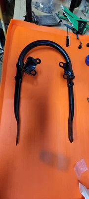 Barra/riel de agarre Triumph Bonneville T100 y T120 Foto 1 de 4