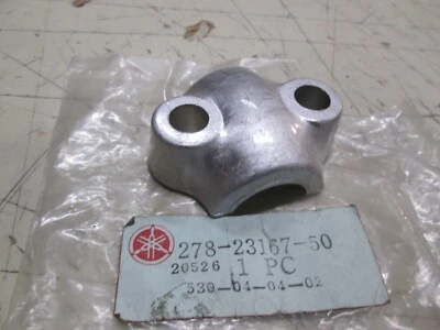 YAMAHA OEM NUEVA HORQUILLA EJE INFERIOR SOPORTE ABRAZADERA - RD250 R5 TZ350 DS7 TD3 TR3 Foto 1 de 2