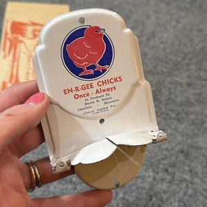 Insegna pubblicitaria pulcini vintage EN R GEE porta asciugamani Chatfield Minn metallo Hatchery NOS - Foto 1 di 7