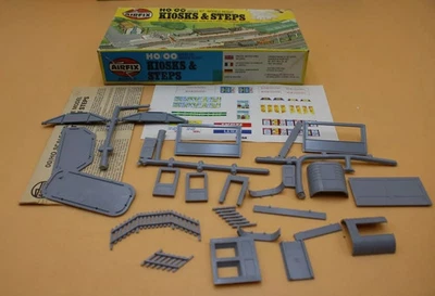 Vintage Airfix OO/HO Gauge 3602 Kiosks & Steps Building Kit - Boxed - Image 1 of 2