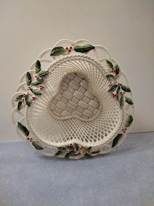 BELLEEK OF IRELAND - 2016 HOLLY BERRY BASKET w/ Mistletoe (COA) New in Open Box - Picture 1 of 24