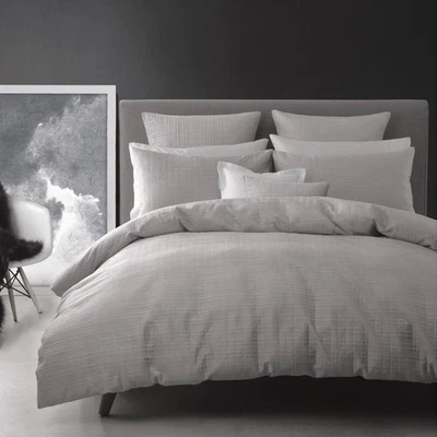 Conjunto de capa de colcha Aurora prata levemente acolchoada ou acessórios por Georges Fine... - Imagem 1 de 2