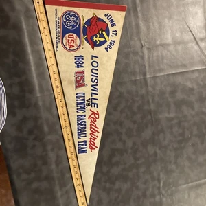 Banderín del equipo olímpico de béisbol de ligas menores Louisville Redbirds de colección de 1984 raro - Imagen 1 de 10