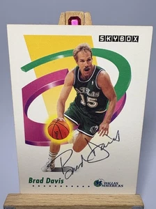 Brad Davis 1990-91 Skybox Basketball #58 Dallas Mavericks On-Card Autograph - Bild 1 von 6