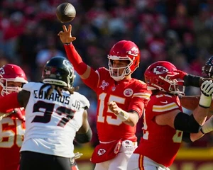 Patrick Mahomes Kansas City Chiefs NFL Unsigned 8x10 Glossy Photo Fast Shipping - Picture 1 of 1