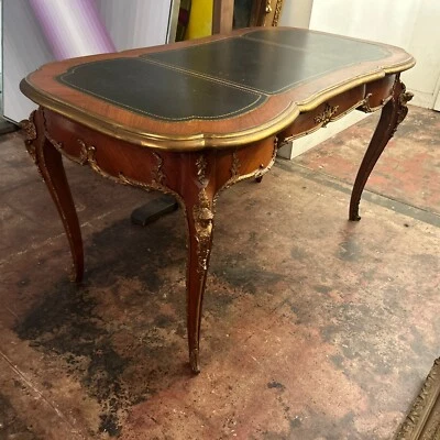 Antiguo plato de burea francés estilo LXV. Tapa de cuero, bronce figurativo dorado, 1880 Foto 1 de 4