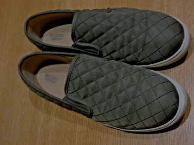 Mossimo Mujer Talla 11 Verde Oliva Puffer Acolchado Zapatos Sin Cordones Tenis Mocasín Foto 1 de 3