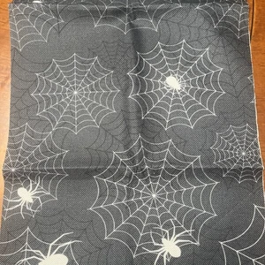 Halloween Deko Spinnnetze schwarze Spinnen Tischläufer Geschenk 13x90 cm - Bild 1 von 4