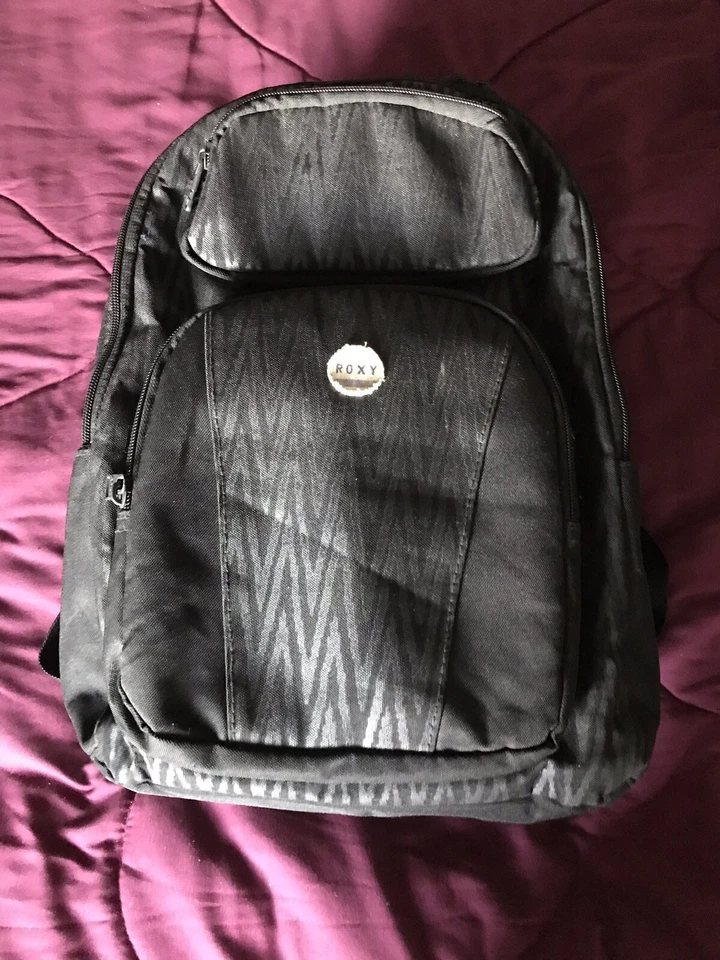 Mochila y bolsa para libros ROXY TwoToneed negra diseñada con cebra con funda acolchada para computadora portátil Foto 1 de 4