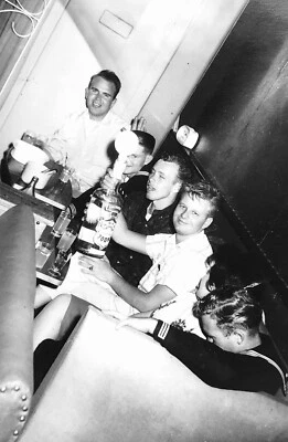 Fotografía Original De Colección Soldados de la Marina Marineros Fiesta Bebiendo Vodka Smirnoff Foto 1 de 4