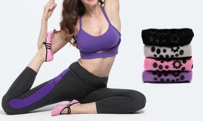 Yoga Socks with Grips – 2 Pack Non-Slip Strapped Socks for Women’s Fitness Foto 1 de 4