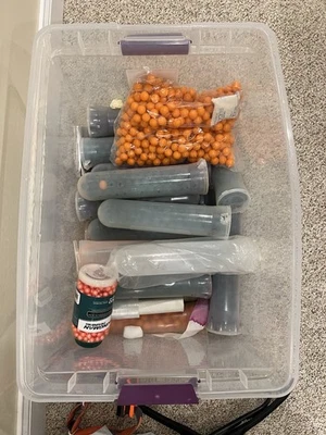 PAINTBALL KONVOLUT GELB BLAU ORANGE MIT TUBEN KANISTER PAINTBALL KONVOLUT WIE ABGEBILDET - Bild 1 von 4