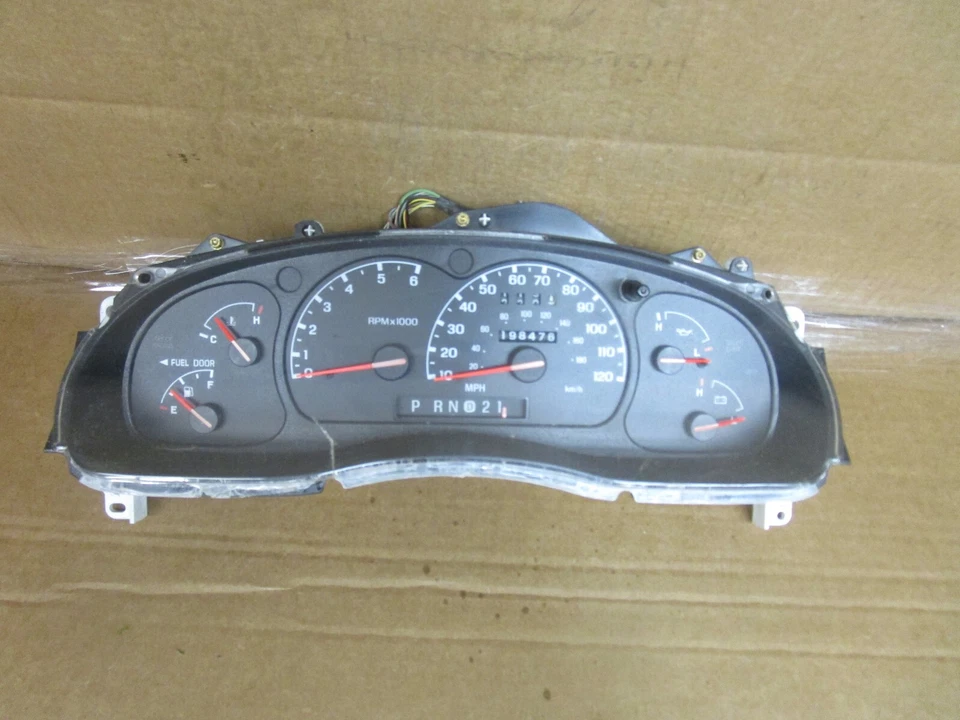 01 02 03 Cuadro de instrumentos velocímetro Mazda B4000 198 k millas 3l5t10849ra RL Foto 1 de 4