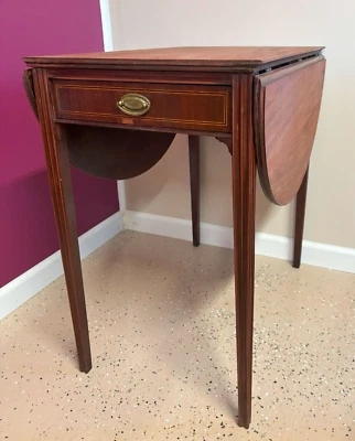 Hermosa mesa antigua Pembroke Foto 1 de 4