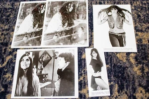 1970S ORIGINAL HOLLYWOOD SEXY CAROLINE MUNRO PRODUCTION PHOTO LOT - Picture 1 of 3
