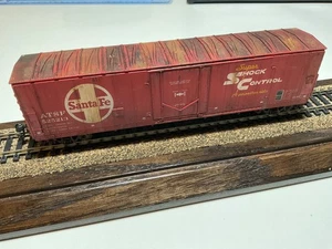 Detalles West HO Santa Fe ATSF 525213 50’ Enchufe Puerta Caja Coche Rojo Desgastado Suelto - Imagen 1 de 6