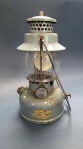 Lanterna da campeggio blu vintage JC Higgins modello 710-74001 con globo originale - Foto 1 di 17