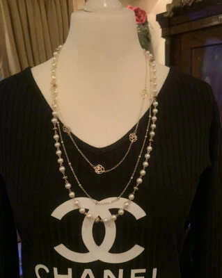 PERLENKETTE 80cm 3-FACH MIT GOLDKETTCHEN PERLEN UND KAMELIEN BEIGE PERLEN - Bild 1 von 4