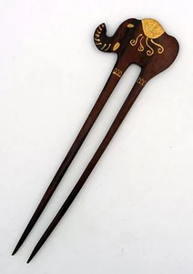 Pic à cheveux en bois sculpté décor Eléphant. Marron - Imagen 1 de 2