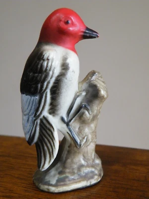 FIGURA DE PÁJARO CARPINTERO CABEZA ROJA DE COLECCIÓN EN TOCÓN DE ÁRBOL 2-3/4" de alto ENVÍO GRATUITO Foto 1 de 4