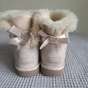 UGG Austrailia Women's 7 Mini Bow Boots Suede Fur Cream Ivory - Picture 1 of 11