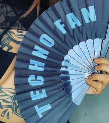 Ventilador Plegable a Mano con Impresión Techno Rave Fiesta Festival Bailarín Portátil Azul y Negro Foto 1 de 4