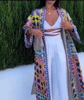 Bata de satén kimono indio cachemir Free People colorida de Zara Foto 1 de 4