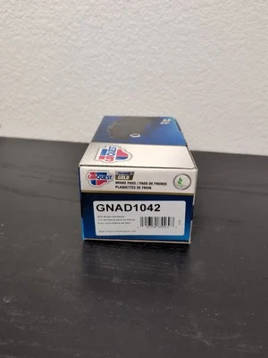 Juego de pastillas de freno de disco-Pastillas de freno traseras de cerámica dorada premium CARQUEST GNAD1042 Foto 1 de 3