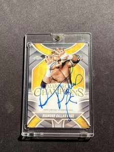 2025 Topps Cromo WWE Diamante Dallas Página Marcas de Campeones Tarjeta Automática  - Imagen 1 de 2