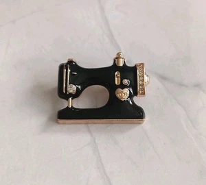 Nähmaschine Brosche schwarz & goldfarben mit klaren Strasssteinen 3 x 2 cm neu ohne Etikett - Bild 1 von 2