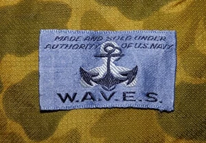 Etiqueta de ropa Bevo Weave Waves original de la Segunda Guerra Mundial de la Marina de los Estados Unidos (eliminada del uniforme) - Imagen 1 de 2