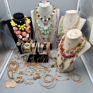 Gran Lote de Bisutería Moderna Todo Tono Dorado Acentos Multicolores 69 Piezas - Imagen 1 de 13